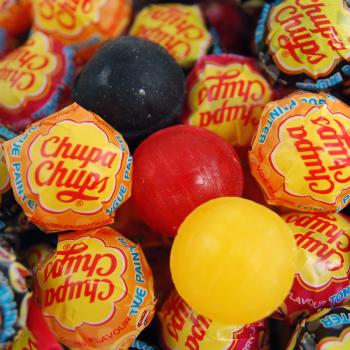 Chupa Chups Zungenmaler 100 zungenfärbende Kugel-Lollis mit Cola-, Kirsch- oder Orangengeschmack.